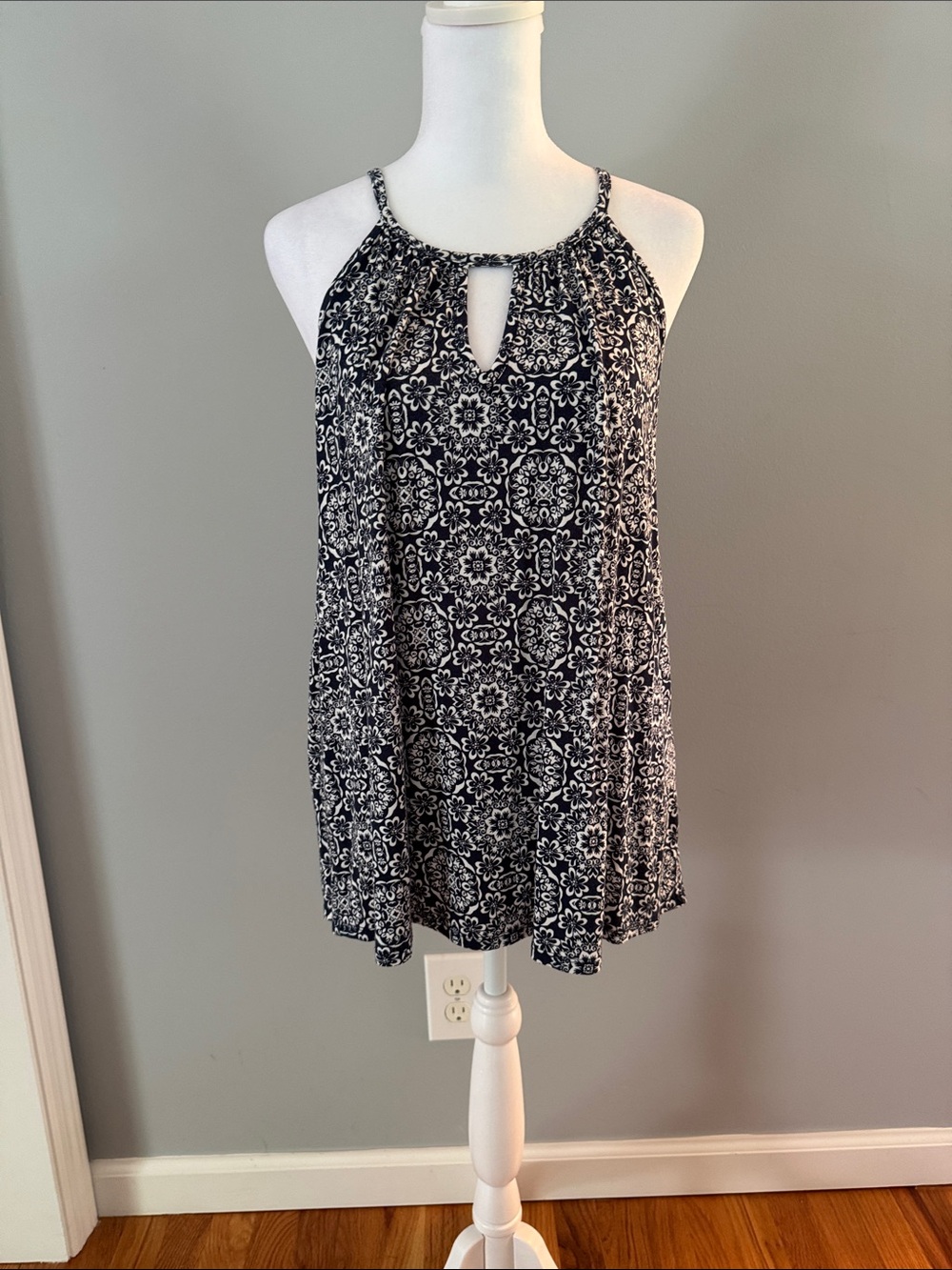 Paper moon Navy & White Floral Keyhole Halter Tank Sz L